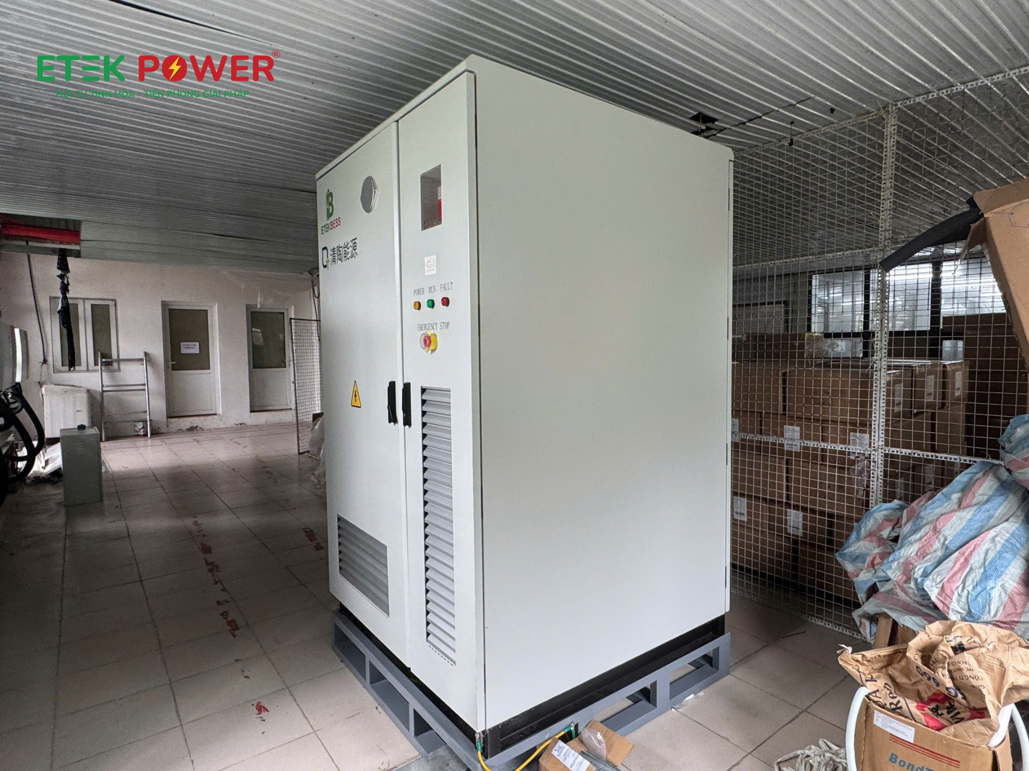 Hệ thống BESS của Etek Power đặt trong phòng kỹ thuật