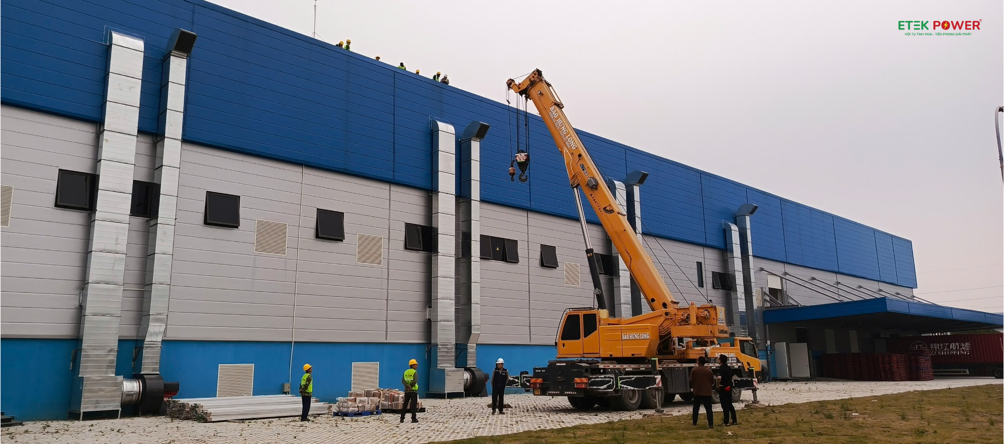 Cần cẩu và đội ngũ ETEK POWER tại công trình lắp đặt điện mặt trời tại nhà máy Hữu Nghị Food.
