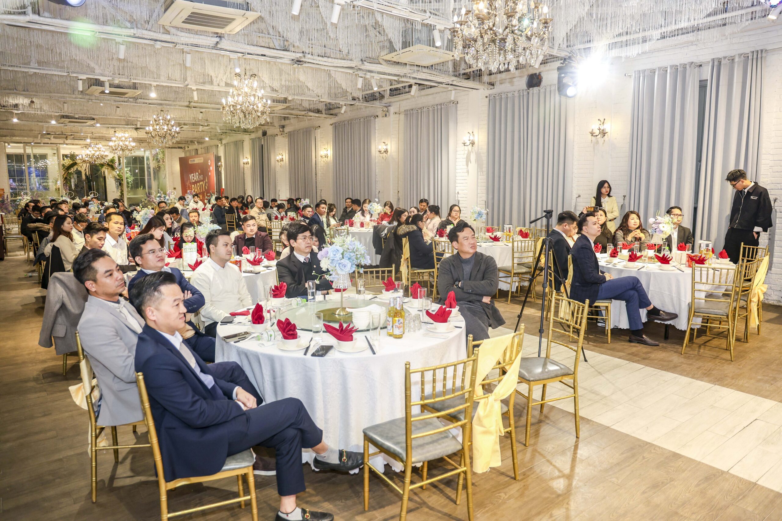 Những nụ cười rạng rỡ và cái bắt tay thật chặt – Nguồn năng lượng tích cực để người ETEK Power sẵn sàng cho một hành trình mới "Rực lửa & Tinh thần thép".