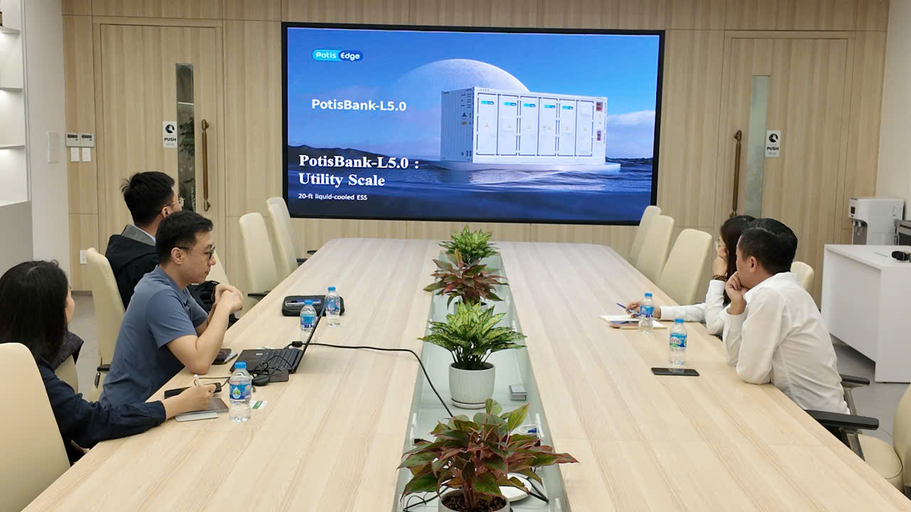 Đại diện LONGi giới thiệu các dòng sản phẩm hiệu suất đột phá.