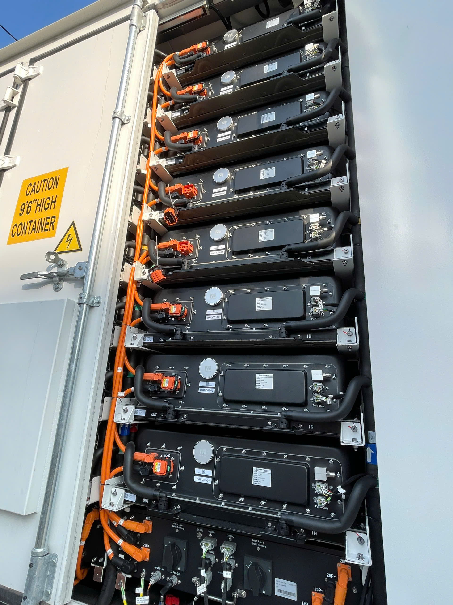 Hệ thống BESS tích hợp module chữa cháy tự động khí Aerosol đi sâu vào từng pack pin.