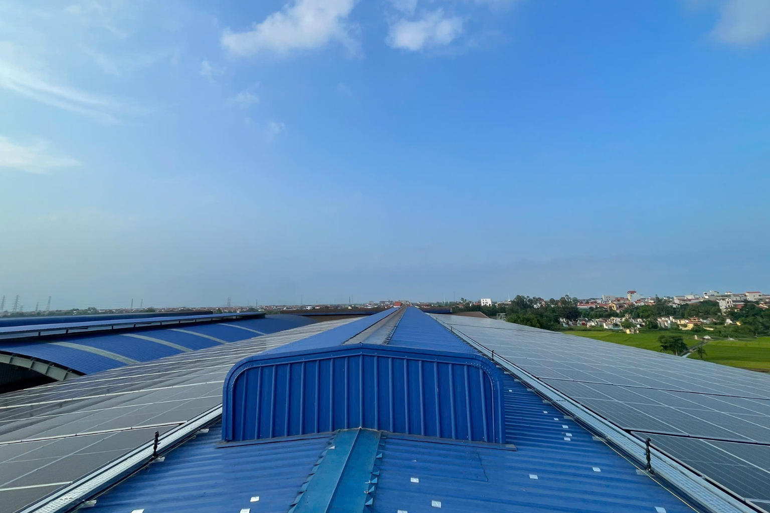Toàn cảnh hệ thống điện mặt trời 461kWp trên mái nhà máy Tân Dũng Steel do ETEK Power triển khai