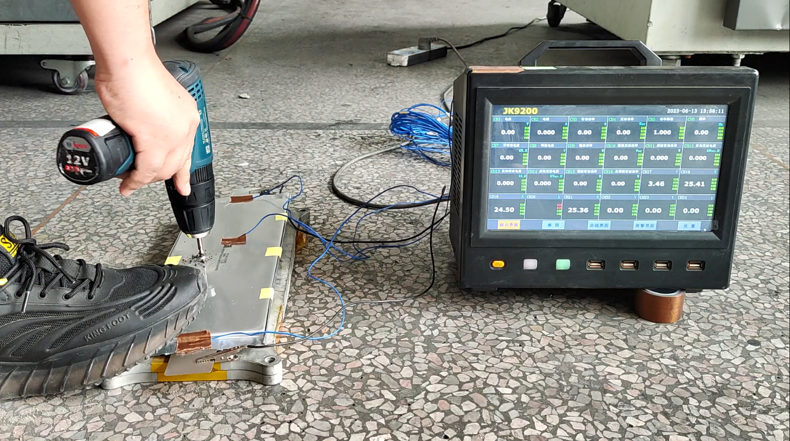 Bài test ngắn mạch ngoài bằng cách khoan trực tiếp vào cell pin Bán Rắn ETEK Power. Đây là một trong 5 bài test an toàn khắc nghiệt nhất ngành lưu trữ năng lượng theo chuẩn GB/T 36276-2023 và UL 9540A.