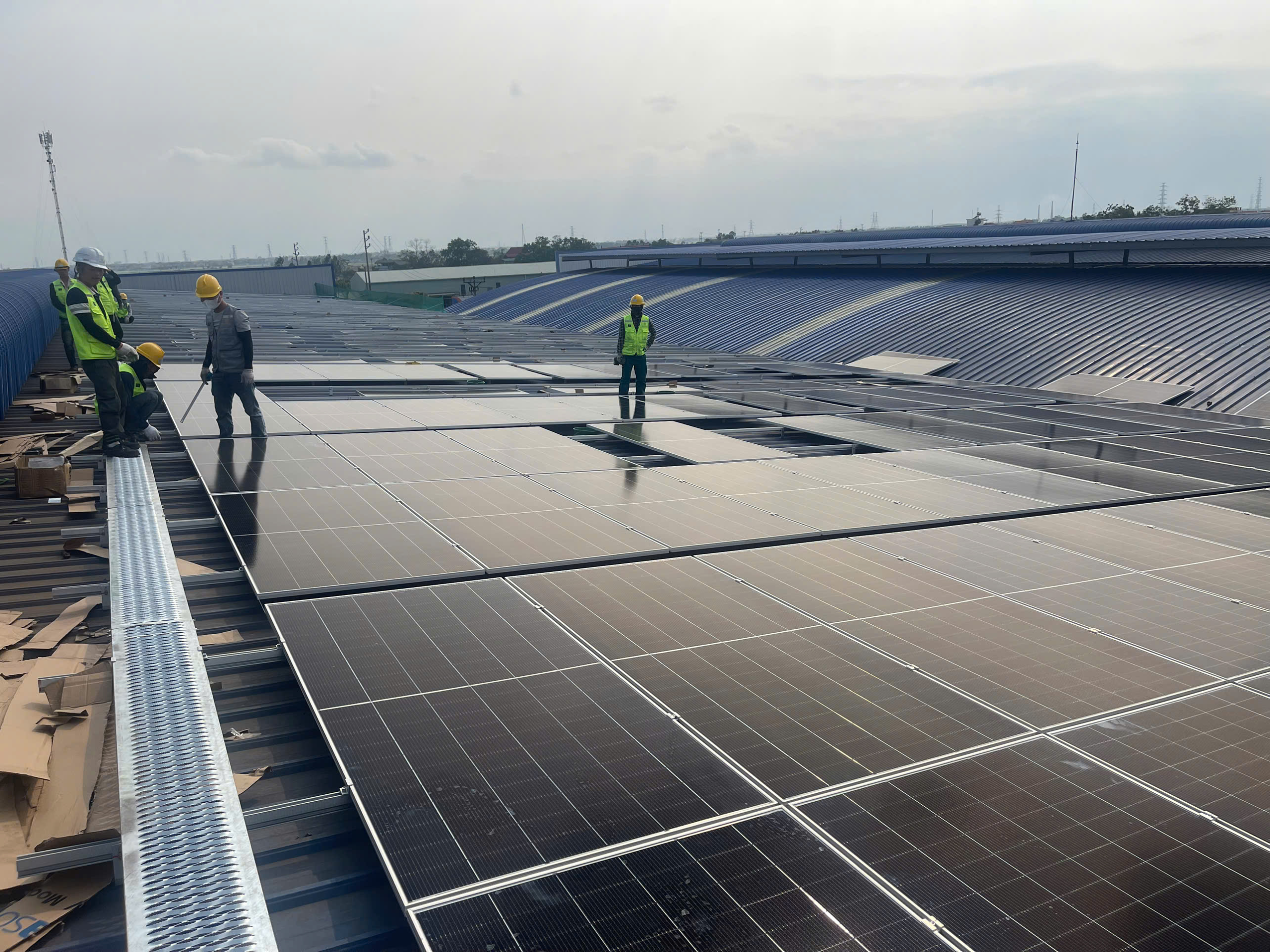 Đội ngũ kỹ sư ETEK Power lắp đặt 733 tấm pin Trina Solar 630W trên mái nhà xưởng Tân Dũng Steel