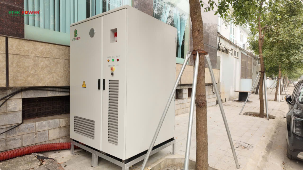 Tủ BESS ETEK Power lắp đặt bên hông Khách sạn Hoàng Sơn không ảnh hưởng cảnh quan