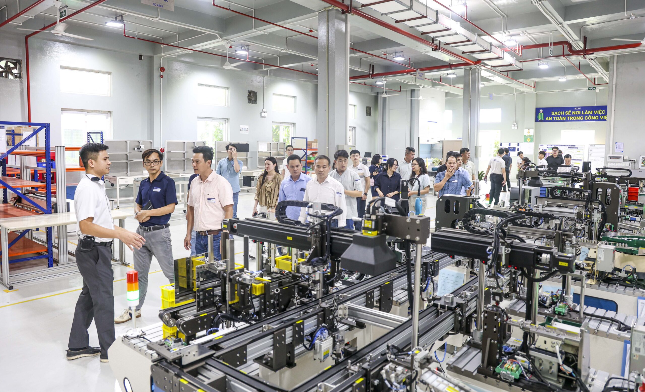 70 học viên CEO chương trình VJCC quan sát quy trình tự động hóa tại Tân Phát Etek