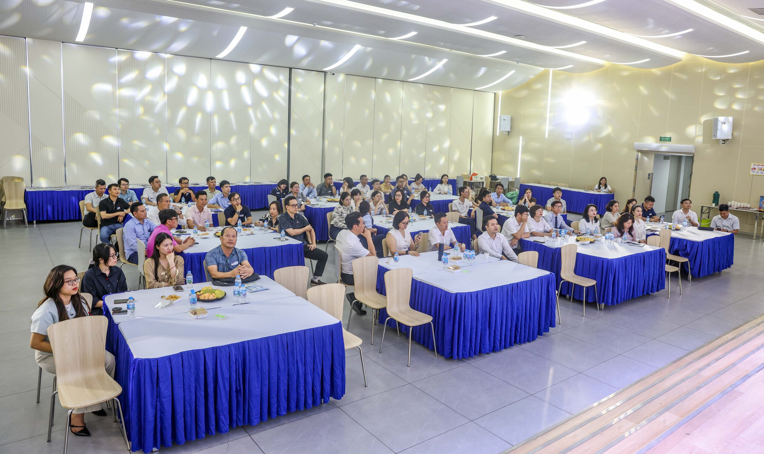 70 học viên CEO chương trình VJCC quan sát quy trình tự động hóa tại Tân Phát Etek