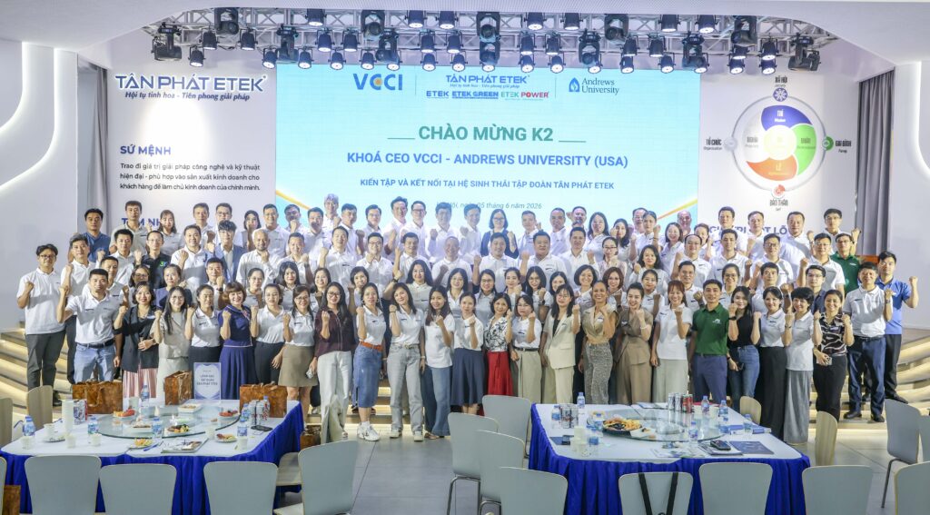 Toàn thể học viên CEO và Ban lãnh đạo Tân Phát ETEK chụp hình lưu niệm sau chương trình kiến tập ngày 05/06/2026