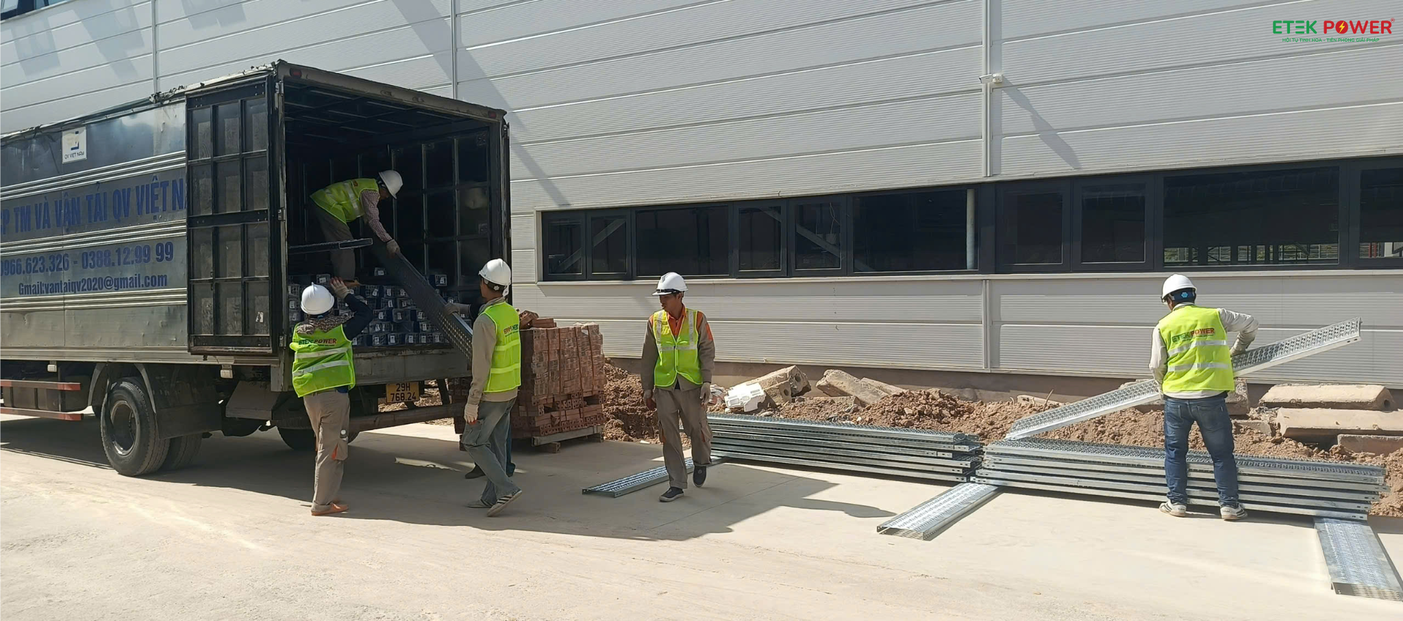 Đội thi công Etek Power lắp đặt hệ thống điện mặt trời áp mái 950 kWp trên mái nhà máy dệt may Thygesen Phú Thọ