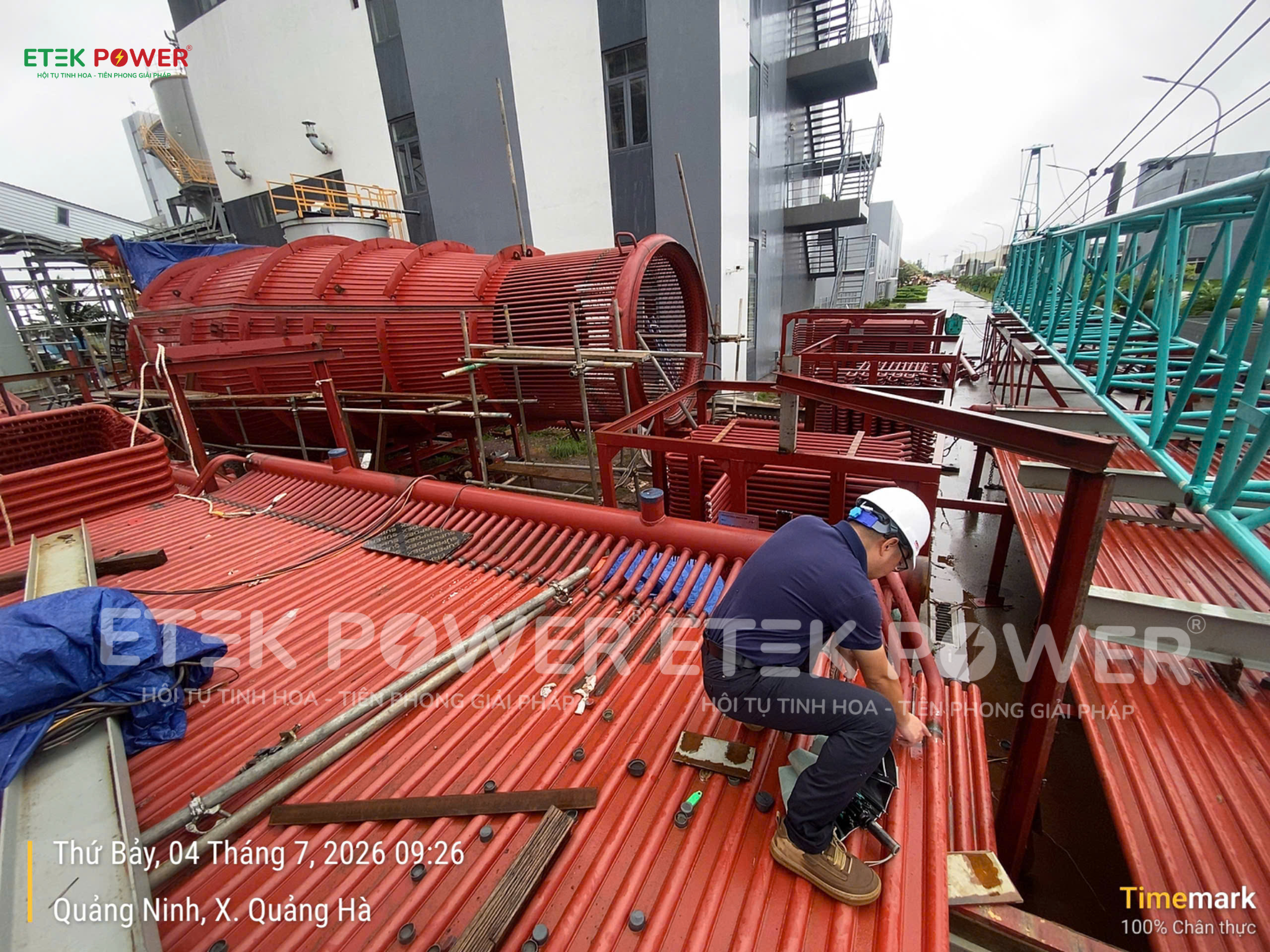 Kỹ sư Etek Power thực hiện hàn ghép nối cyclone hồi liệu tại công trường lò hơi số 2 – Hải Hà Việt Nam