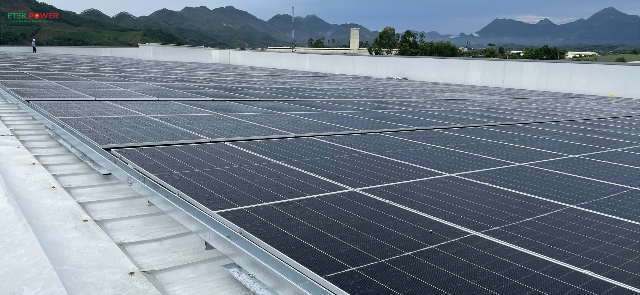 Kỹ sư Etek Power lắp đặt tấm pin mặt trời trên mái nhà xưởng dệt may Thygesen Phú Thọ theo tiêu chuẩn kỹ thuật công trình công nghiệp