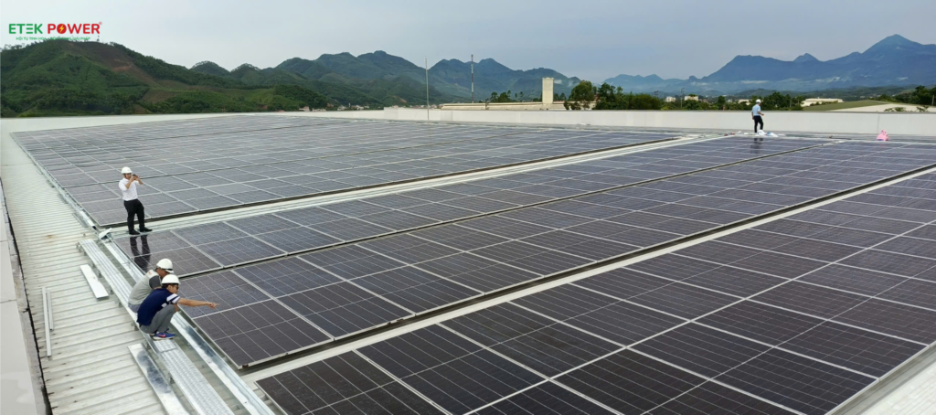 Toàn cảnh hệ thống điện mặt trời áp mái 950 kWp trên mái nhà xưởng rộng của nhà máy dệt may Thygesen Việt Nam tại Phú Thọ sau khi lắp đặt xong tấm pin
