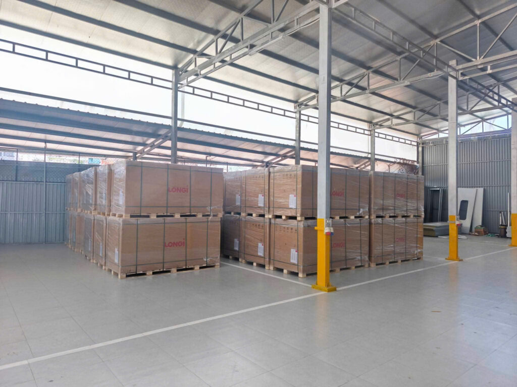 Kho tấm pin solar chính hãng LONGi và Trina Solar tại Hà Nội – Etek Power phân phối B2B số lượng lớn cho nhà thầu EPC, xuất hàng trong 1–3 ngày làm việc