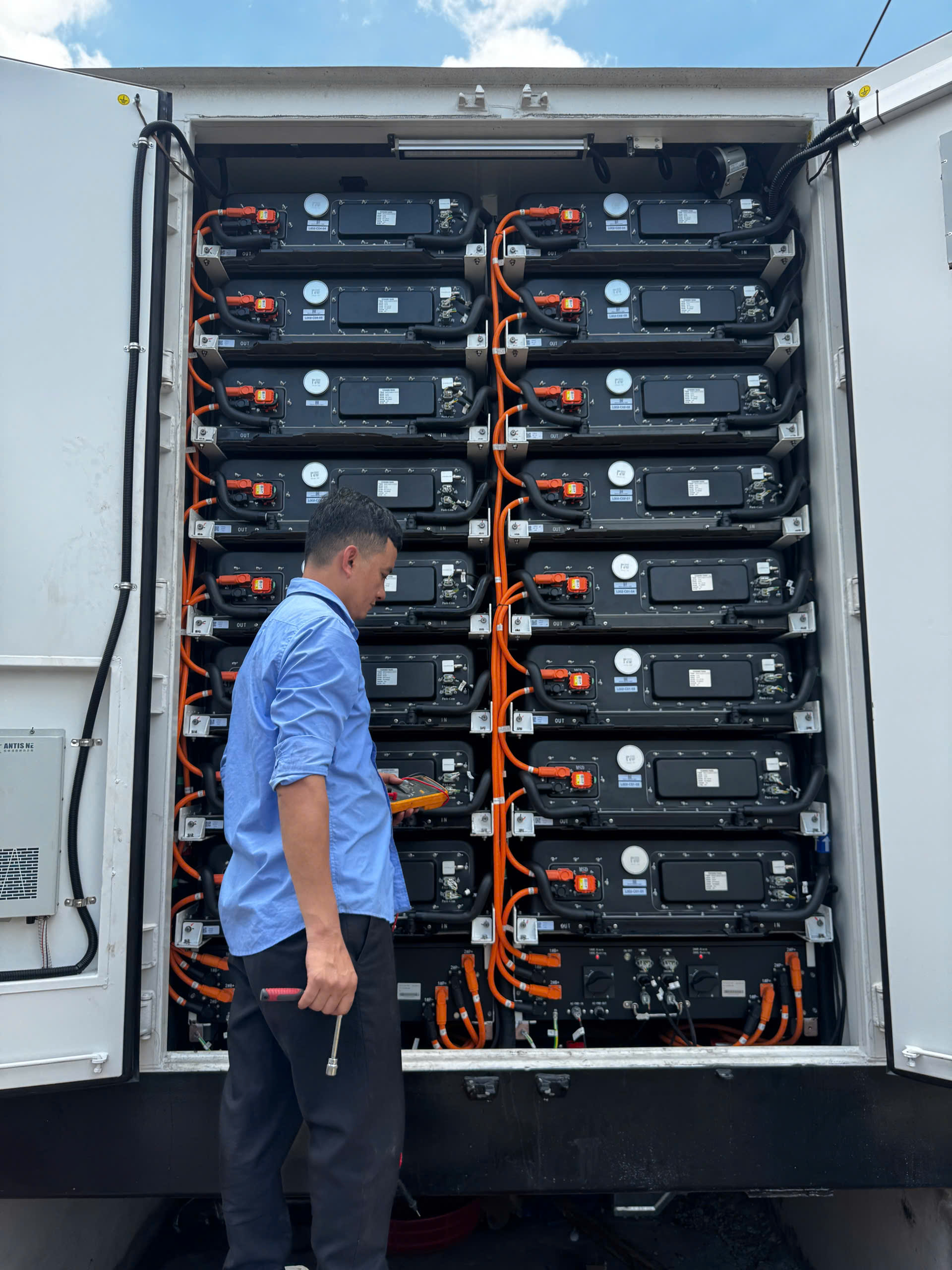 Kỹ sư ETEK Power đào tạo đội thi công đại lý cài đặt EMS cho hệ thống BESS