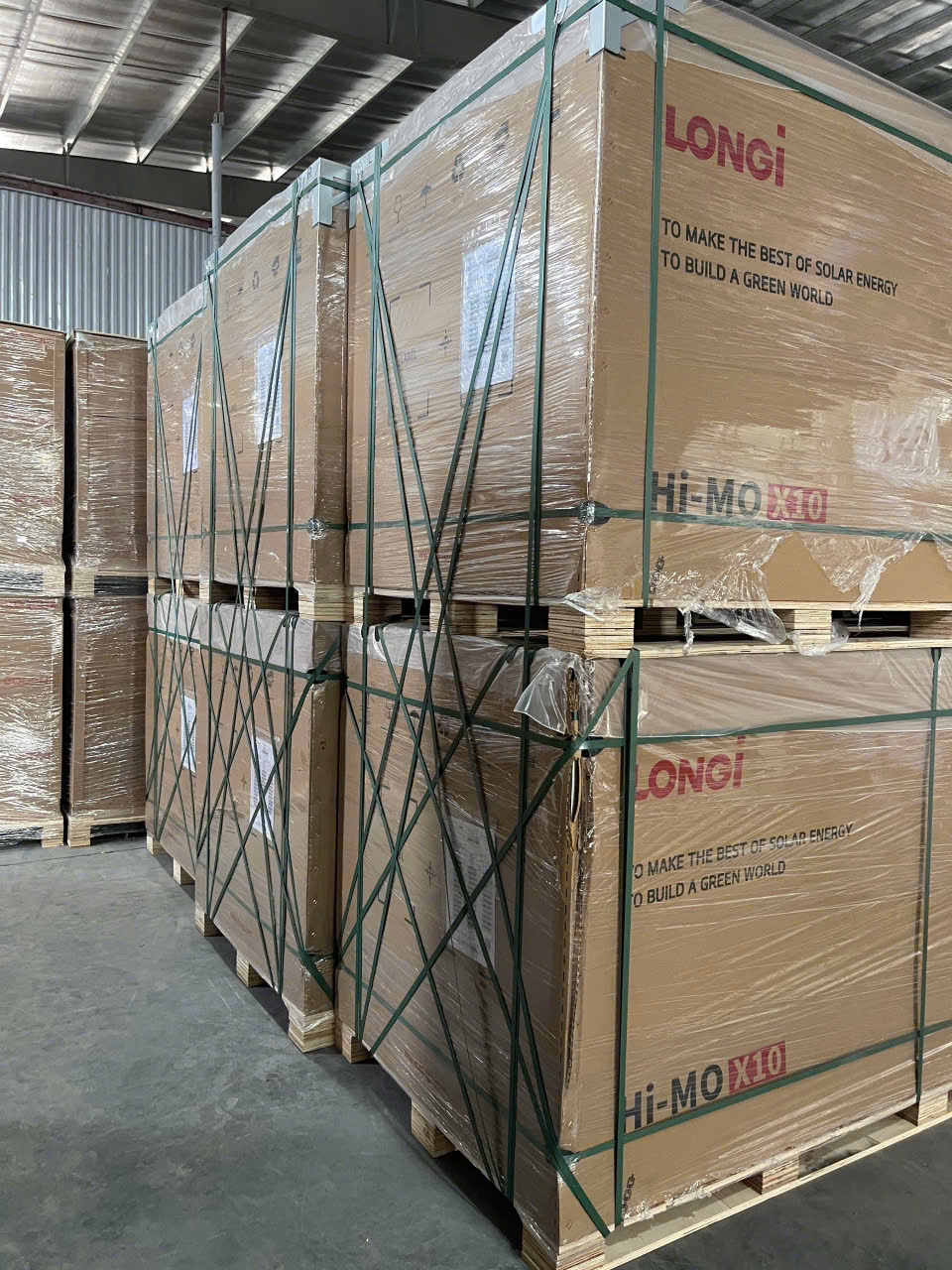 Lô hàng 2 container tấm pin LONGi Hi-MO X10 Guardian 650Wp và Hi-MO 7 620Wp vừa về kho Khuyến Lương, Hà Nội — Etek Power phân phối