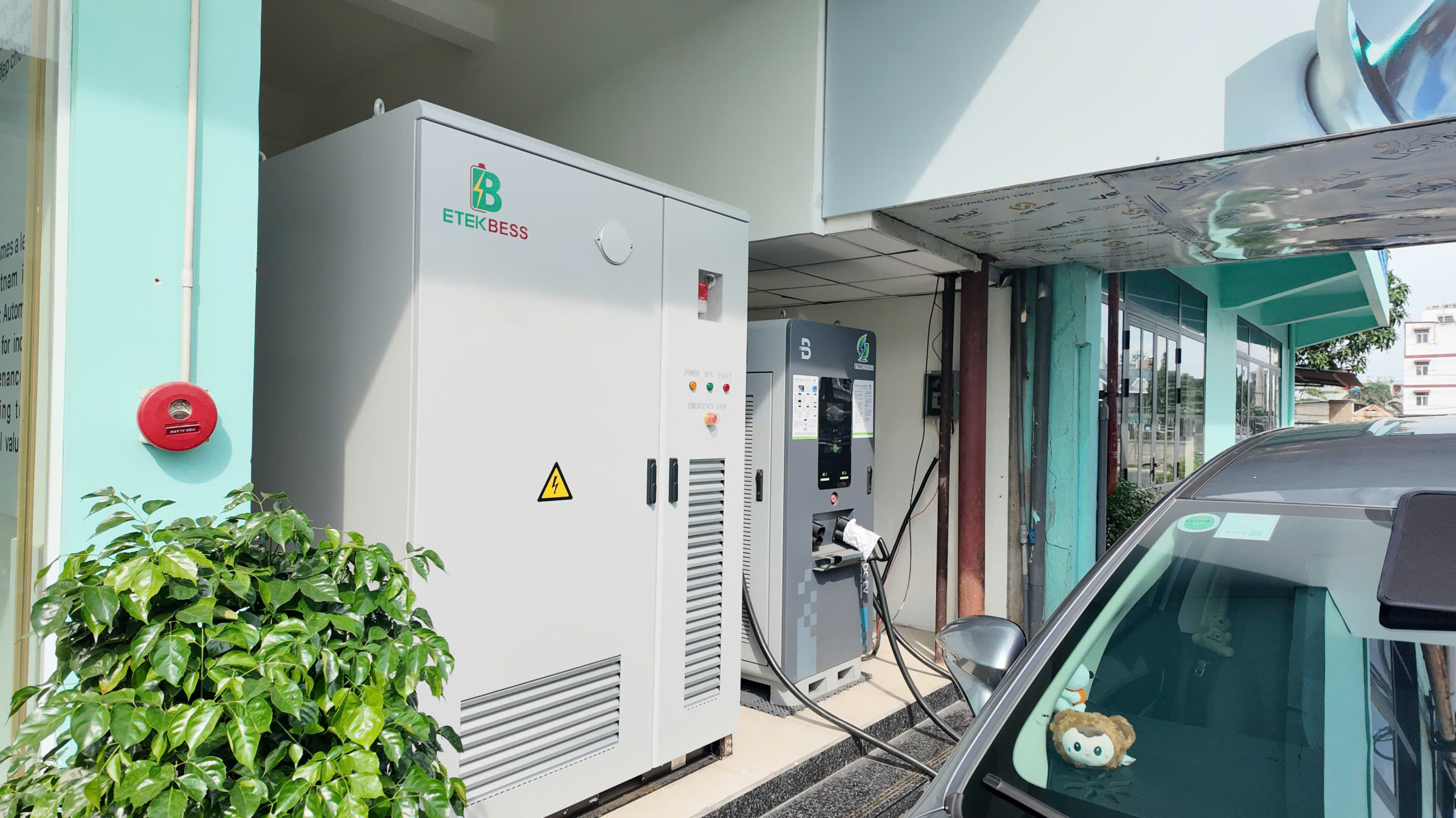 Tủ pin lưu trữ BESS HyBESS100/E241 do ETEK Power phân phối lắp tại nhà máy