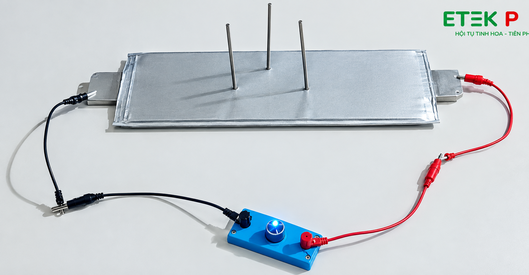 Cell pin bán rắn của ETEK Power trải qua các bài test khắc nghiệt — đóng đinh, ngắn mạch, nén ép và va đập — với kết quả không cháy, không nổ